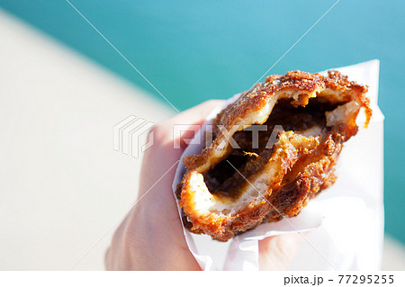 カレーパンと海 77295255