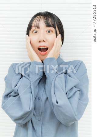 びっくり驚く女性 びっくり驚く女性 77295513