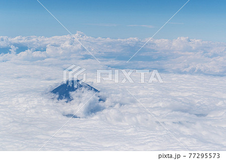 旅客機の窓から眺める富士山 77295573