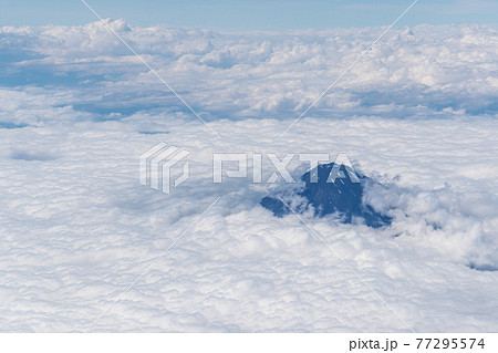 旅客機の窓から眺める富士山 旅客機の窓から眺める富士山 77295574