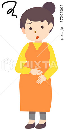 お腹を押さえて疑問に思う妊婦 お腹を押さえて疑問に思う妊婦 77296002