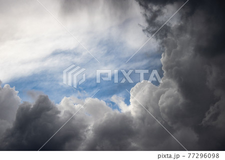 初夏の空に湧く入道雲 77296098