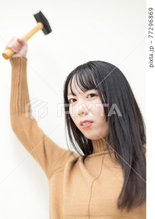 ハンマーを振りかざす女性 ハンマーを振りかざす女性 77296869