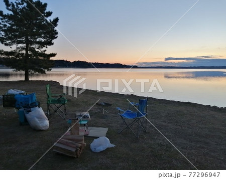 茨城県　涸沼で二人キャップ　湖畔にて夕陽を見る 77296947