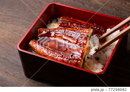 鰻重を食べる 鰻重を食べる 77298082