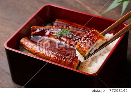 鰻重を食べる 77298142