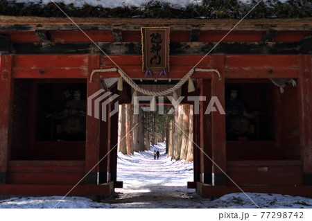 雪の残る厳かな雰囲気の戸隠神社を歩く 77298742