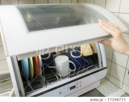 食器洗い　家庭用食洗機を使うシーン 77298775