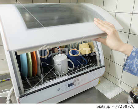 食器洗い　家庭用食洗機を使うシーン 77298776