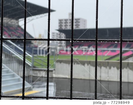 雨のヨドコウ桜スタジアム 77298949