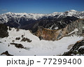 百名山・焼岳から眺める残雪の北アルプスの峰々 77299400