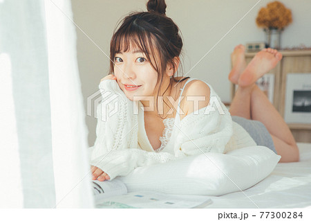 部屋でリラックスする女の子 77300284