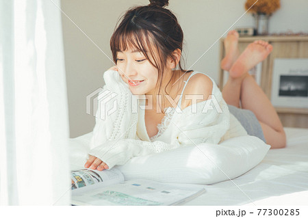 部屋でリラックスする女の子 77300285