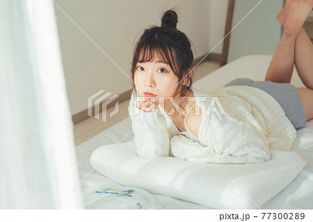 部屋でリラックスする女の子 部屋でリラックスする女の子 77300289