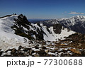 百名山・焼岳から眺める残雪の北アルプスの峰々 77300688