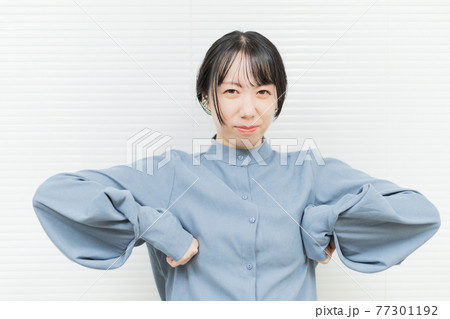 怒る女性 77301192