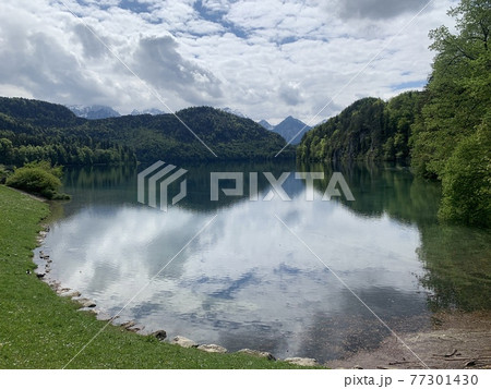 お城の敷地にある湖 お城の敷地にある湖 77301430