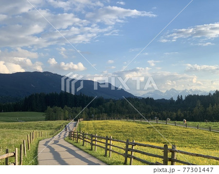 教会から聞こえてくる音楽に癒されながらサンセットを迎える 77301447