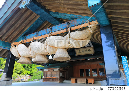 【島根県】晴天下の出雲大社　神楽殿の大注連縄 77302543