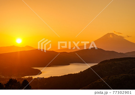 箱根・大観山の夕暮れ 77302901