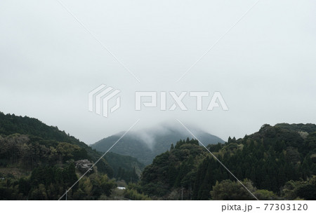 山に広がる雨の気配 山に広がる雨の気配 77303120