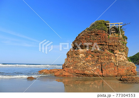 【島根県】晴天下の稲佐の浜 弁天島 【島根県】晴天下の稲佐の浜 弁天島 77304553
