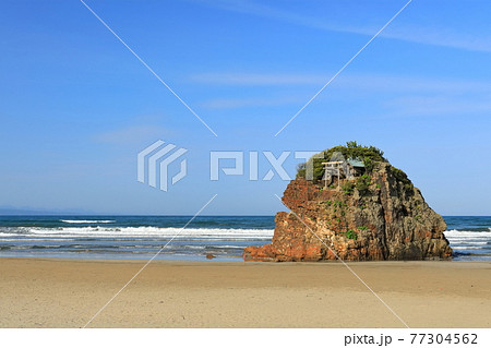 【島根県】晴天下の稲佐の浜 弁天島 【島根県】晴天下の稲佐の浜 弁天島 77304562