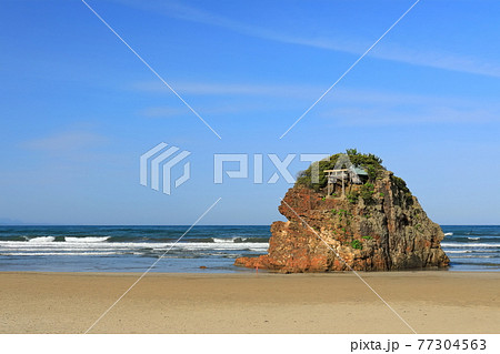 【島根県】晴天下の稲佐の浜　弁天島 77304563