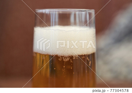 ビール 酒 ガラス 77304578