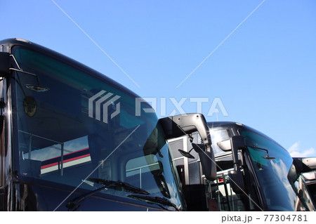 青空と観光バスのフロント 77304781