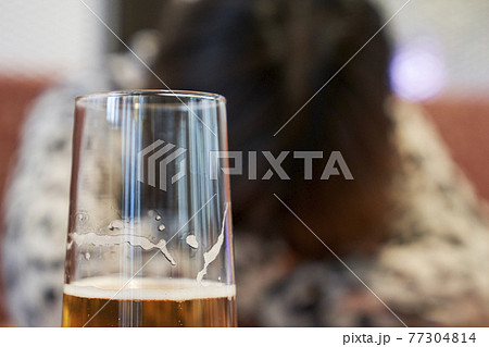 酒 ビール 若い女性 77304814