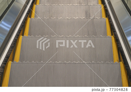 エスカレーター エレベーター 階段 77304828