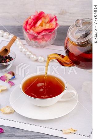 Black tea, pouring tea from tea pot in a white, - Stock Photo [98799334]  - PIXTA