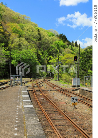 春の日、快晴のJR備後落合駅(日本 広島県) 春の日、快晴のJR備後落合駅(日本 広島県) 77306119