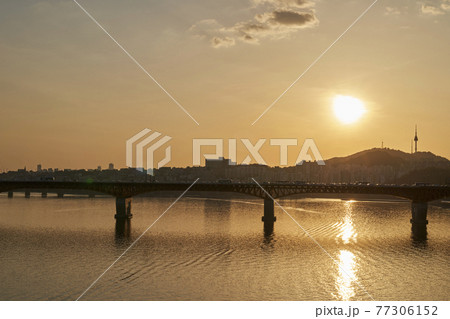 夕焼け 日没 夕暮れ 77306152