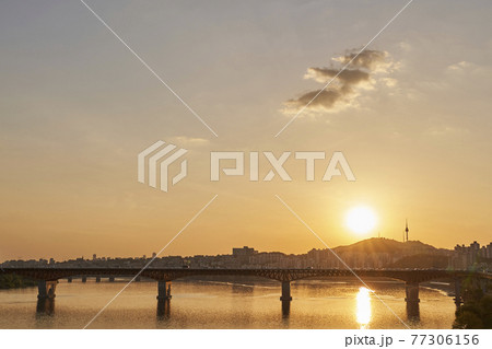 夕焼け 日没 夕暮れ 77306156