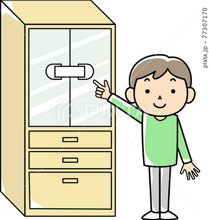 扉にストッパーをつけた食器棚と男性 77307170