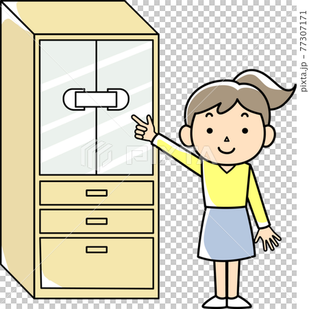 扉にストッパーをつけた食器棚と女性 扉にストッパーをつけた食器棚と女性 77307171