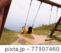 天空のブランコで思いきり漕いでみる 77307460