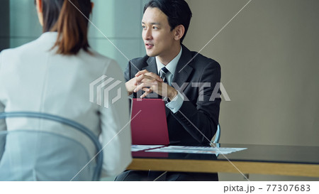 ミーティングするビジネスグループ 77307683