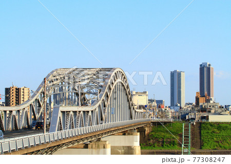 岐阜市、長良川に架かる忠節橋と岐阜駅前超高層ビル群の風景 岐阜市、長良川に架かる忠節橋と岐阜駅前超高層ビル群の風景 77308247