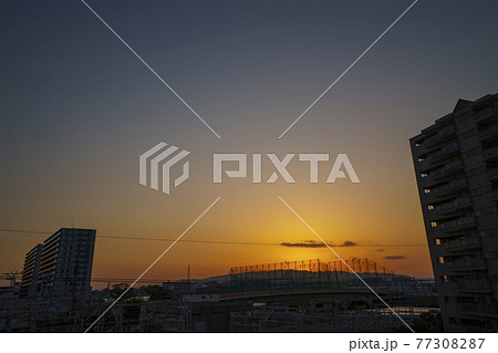 神崎川駅上空の夕焼け空【大阪市 2021年5月】 神崎川駅上空の夕焼け空【大阪市 2021年5月】 77308287