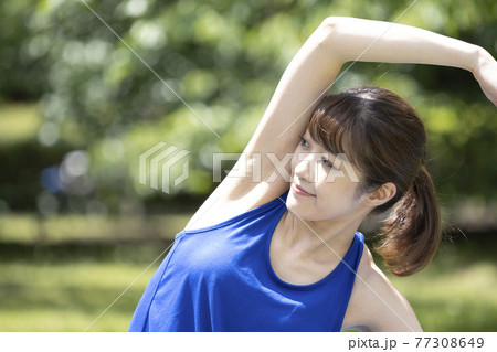 公園でヨガをする女性 公園でヨガをする女性 77308649