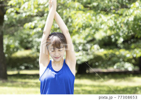 公園でヨガをする女性 77308653