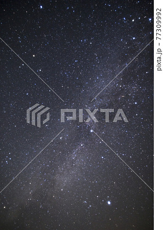 【星空イメージ】天の川と満天の星空 77309992