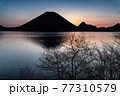 朝焼けの榛名湖（焼けオートン効果） 77310579