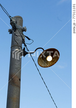 レトロな古ぼけた裸電球と電柱の写真素材 [77311101] - PIXTA