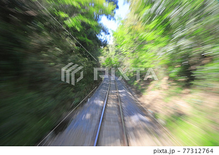 流れゆく車窓(スローシャッターの世界) 77312764