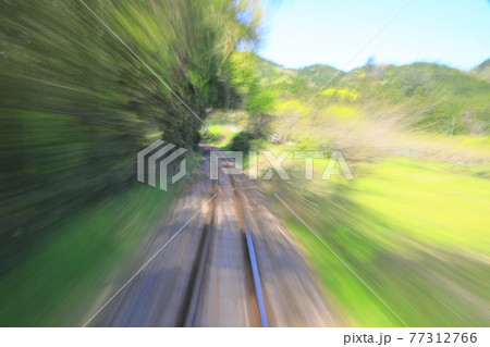 流れゆく車窓(スローシャッターの世界) 77312766