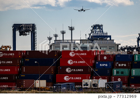 物流・海上コンテナと航空機 77312969